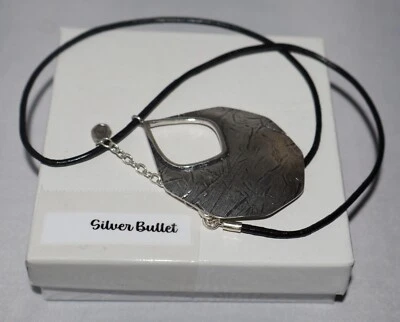 Collar de cuero con insignia de belleza oxidada texturizada de plata de ley Silpada N3089 Foto 1 de 4