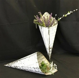 2 Coni di Fiori in Latta Bianca, Tasche per Vaso Rustico da Appendere, Portafiori da Appendere, - Foto 1 di 8