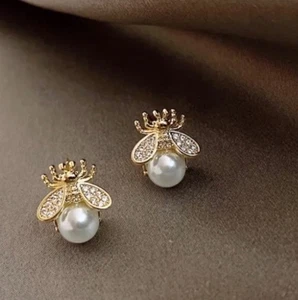 2Ct Natural Pearl Round Cut Honey Bee Stud Earring 14K Yellow Gold Plated Silver - Picture 1 of 3