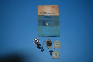 1967 fabricante de equipos originales Ford Fairlane carrocería sujetadores de moldeo C7 OZ-5429038-B - Imagen 1 de 4