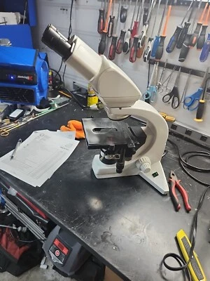 Microscopio binocular de laboratorio Leica DMLS 11 020 518 500 GMBH L PLAN HC DLF  Foto 1 de 4