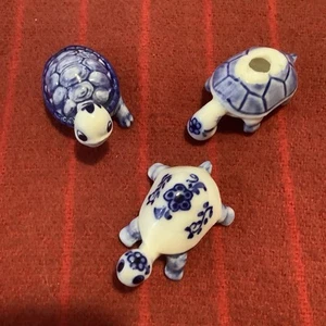 (3) Miniature Turtle Figurines Delft Blue & White Style Porcelain Hand Painted - Picture 1 of 8