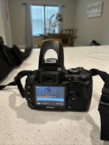 Nikon D40 10.2MP Digital SLR Camera w/DX AF-S 18-55mm f/3.5-5.6G Lens and Bag - Picture 1 of 14