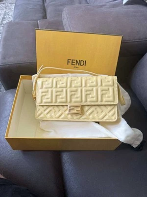 Cartera de cuero Fendi Baguette Ff con cadena para mujer amarilla Foto 1 de 4