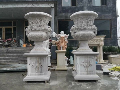 BEAUTIFUL CARVED MONUMENTAL PAIR OF GARDEN ESTATE URNS - MGU12 Cover