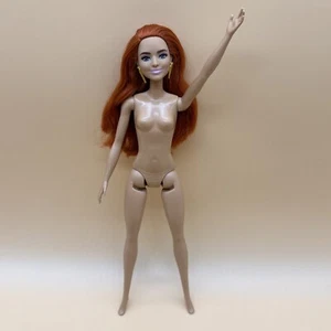 Barbie Fashionistas bambola #141 orecchini fossette capelli rossi GHW55 EUC nudo per quercia - Foto 1 di 20