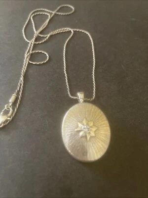 Nuevo con etiquetas Collar convertible Brighton PRECIOUS STAR foto ovalada medallón amor precio de venta sugerido por el fabricante 88 USD Foto 1 de 4