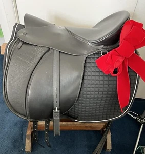 New-Ansur Treeless ‘Classic’ Dressage/Trail/Endurance Saddle Pkg Deal - Picture 1 of 17