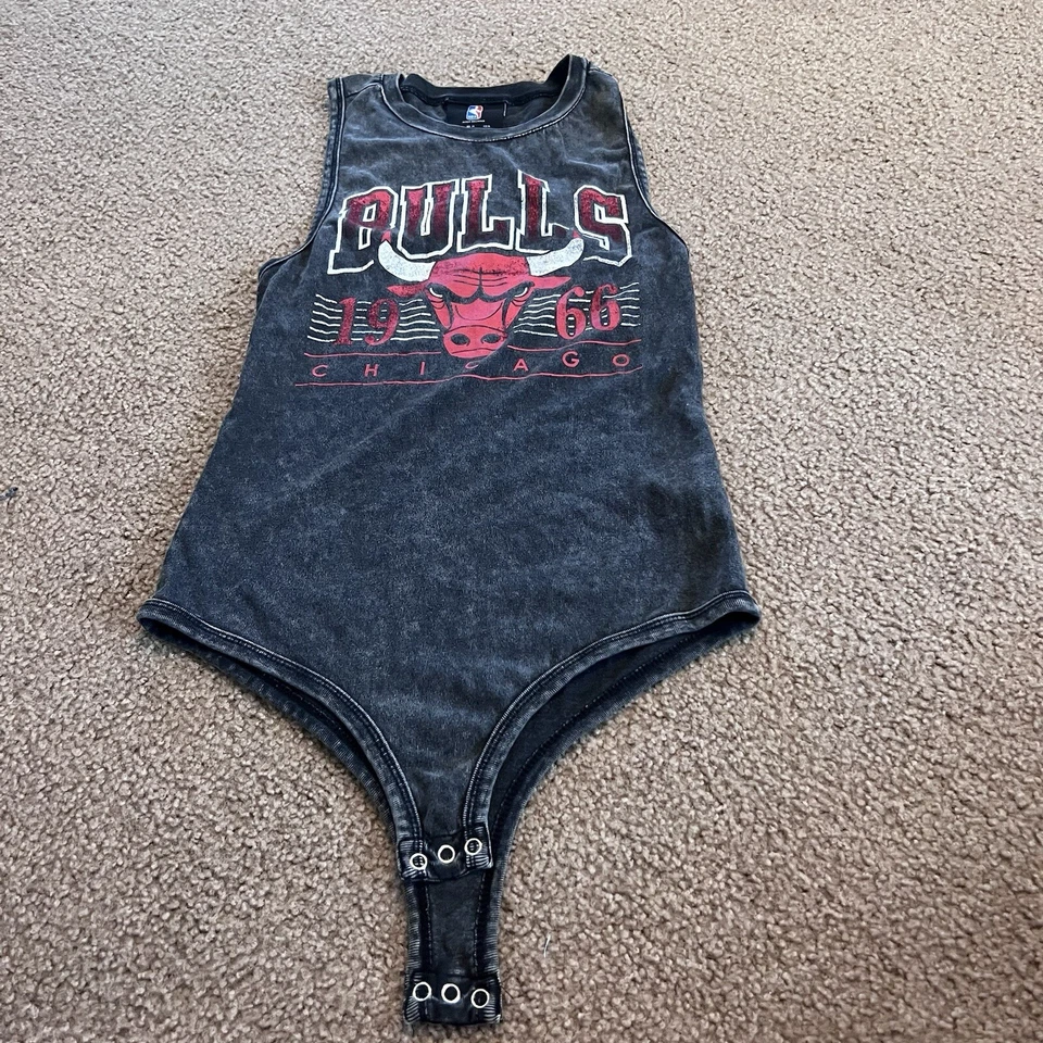 Body para mujer Chicago Bulls talla mediana NBA gris cierre de botones Foto 1 de 4