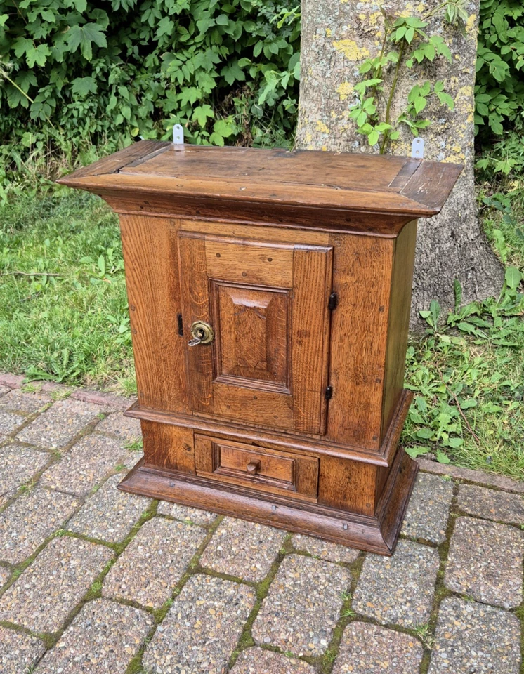 sehr alter massiver Hängeschrank Wandschrank - antiker Holzschrank aus Eiche - Bild 1 von 4