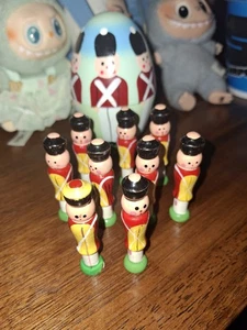 Vintage bemaltes Nistei, Holz Soldat Bowling Set ohne Kugeln - Bild 1 von 3