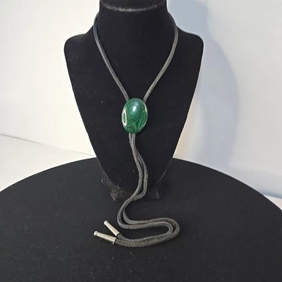 Corbata Bolo de colección grande imitación ovalada malaquita piedra puntas plateadas en cuero crudo cordón de 38" Foto 1 de 4