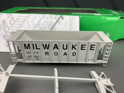 HO Bowser Milwaukee Road 70 Ton Covered Hopper #96563 60101 HO197 - Image 1 of 4