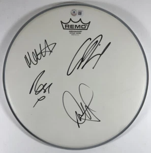 DRUMHEAD FIRMADO POR LA BANDA 1975 MATT HEALY +3 BECKETT BAS LOA AC76393 - Imagen 1 de 3
