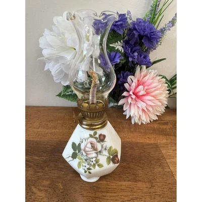 Lámpara de aceite miniatura vintage de vidrio esmerilado rosas huracanadas impresión de transferencia floral Foto 1 de 4