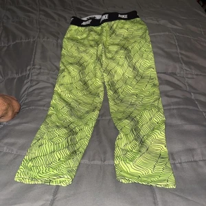 Boys NIKE PRO DRI-FIT YOUTH COMPRESSION TIGHTS PANT Size 6-7 years green  - Picture 1 of 6