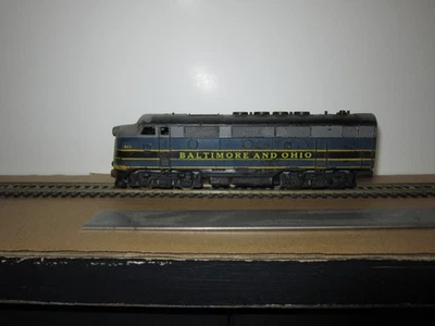 VINTAGE GILBERT HO DIESEL LOCOMOTIVE W/"BALTIMORE & OHIO" #421 USED CONDITION - Image 1 of 4