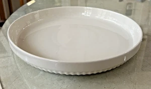 Plato de pastel blanco acanalado Arabia Finland Uunikokki 11" - Imagen 1 de 4