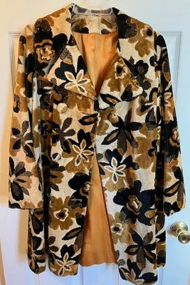 Vintage Women's Coat-Unbranded- Velvet- Heavyweight- Button Closure - Image 1 of 4