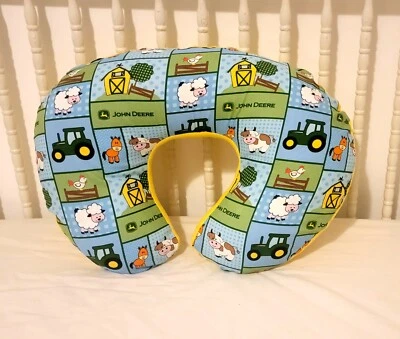 Funda de almohada de enfermera hecha con John Deere y vellón amarillo (almohada no incluida) Foto 1 de 3