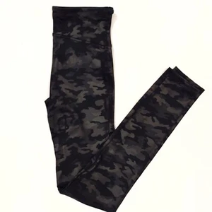 SPANX Leggings Small Black Faux Leather Matte Camouflage - Picture 1 of 8