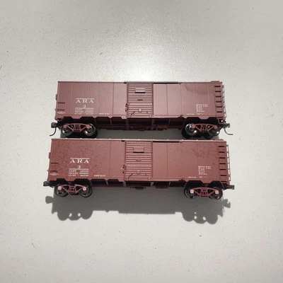 Atlas Lot of 2 HO Scale ARA #3 40' Demonstrator Boxcars No Boxes (2) - Image 1 of 4
