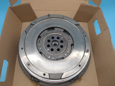 LuK 415020810 Dual mass flywheel Fits VW LT 28-35 II Minibus / 28-46 - Image 1 of 4