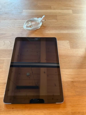 Apple iPad Air 1. Gen. 32GB, WLAN + Cellular (Entsperrt), 24,64 cm, (9,7 Zoll) - - Bild 1 von 3