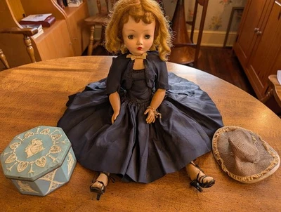 De Colección Madame Alexander Cissy Muñeca Etiquetada Azul Marino Tafetán Vestido de Cóctel Bolero 1955 Foto 1 de 4