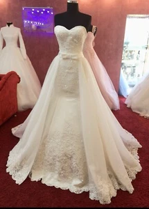 Ivory/White wedding dress - size 8 - Picture 1 of 6