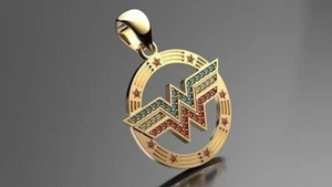 Ciondolo simulato multicolore Wonder Woman supereroe placcato oro giallo 14 carati - Foto 1 di 6