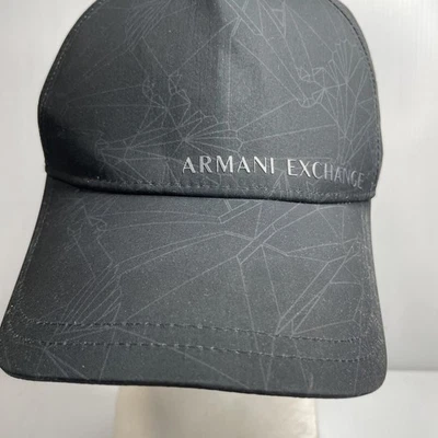 Boné Armani Exchange Snap Back OSFM preto com design cinza claro - Imagem 1 de 4