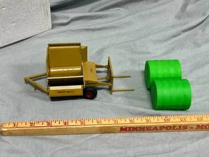 HAYBUSTER 1:32 Bale Buster 256 Toy Geris Casting NIB BROKEN read RARE! shredder - Picture 1 of 14