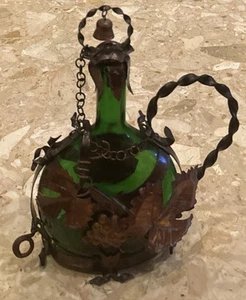 Bottiglia vino vintage in metallo incassato con manico in ferro vetro verde ornato con sughero - Foto 1 di 6