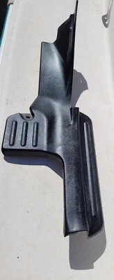 2003 HYUNDAI SONATA PLACA DE ACABAMENTO DE SOLEIRA DE PORTA TRASEIRA ESQUERDA PRETA FABRICANTE DE EQUIPAMENTO ORIGINAL 85876-38000 - Imagem 1 de 4