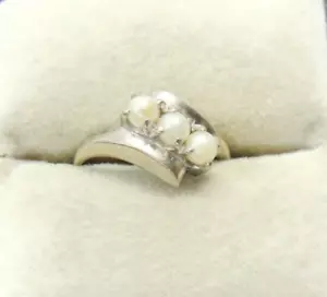 10Kt White Gold Cultured Three Pearl Ring Size 6 Hallmarked Spring 10K - Picture 1 of 10