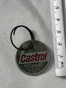 Vintage Castrol Motor Oil Petrol Key Ring Fob Badge Emblem Tin (BB) - Foto 1 di 4