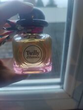 twilly de Hermes, a very long perfume outfit on clothes ent