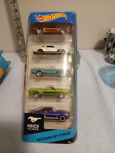 Hot Wheels Mustang 5 Pack 2013 50 Anniversario (2013) BFB29 5 MUSTANGS - Foto 1 di 5