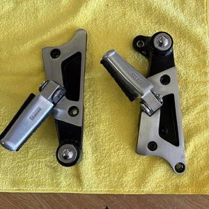 1994 YAMAHA Vmax 1200 Rear Footrest Foot Rest Passenger Pegs Step Mounts - Foto 1 di 13