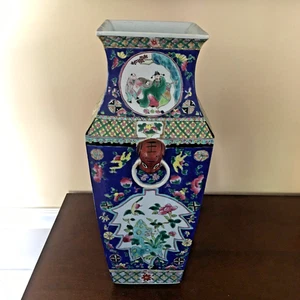 Vintage bunte chinesische Famille Rose Porzellan quadratische Vase mit Pfau & Figuren 16" - Bild 1 von 11