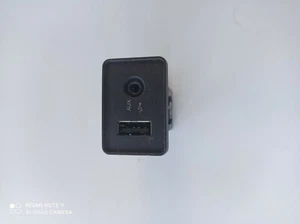 Neu Original Fiat 500 Panda Grande Punto Qubo USB + AUX Steckdose 13651270 - Bild 1 von 2
