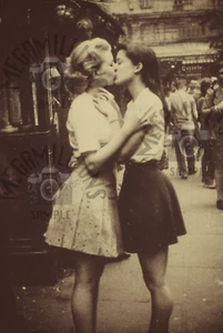 Vintage Photo of Women Kissing - 1920's Pretty Lesbian Couple Girls - 167 - Picture 1 of 2