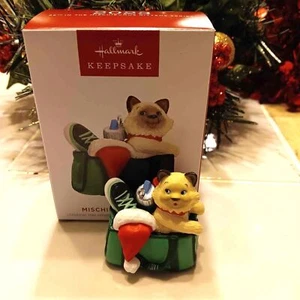 HALLMARK GATTINI MALIZIOSI #25 SERIE 2023 RICORDO DI NATALE ORNAMENTI GATTO - Foto 1 di 1