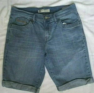 Levi Flap Pocket Walking Short Denim Jean Size 6 Light Wash High Waist H33 - Picture 1 of 5