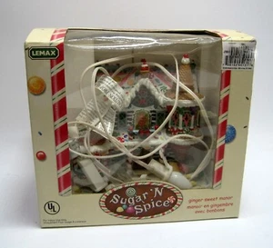 2004 Lemax Sugar N Spice Ginger Sweet Manor beleuchtetes Porzellanhaus #45131M - Bild 1 von 6