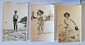 Lotto 3 CARTOLINE vintage anni 30 in bianco e nero ritratti bambini SPIAGGIA GIOCO SABBIA SOLE - Foto 1 di 2