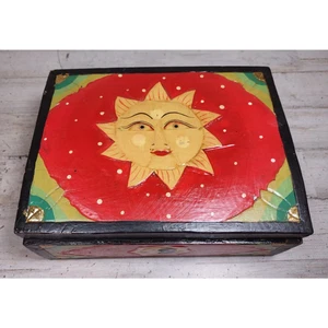 Vintage handbemalte aufklappbare geschnitzte Holzschatulle Sonnengesicht Mond Yin Yang Hippie - Bild 1 von 13