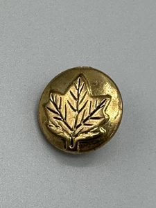 Runde goldfarbene Anstecknadel mit Ahornblatt in der Mitte - Bild 1 von 3