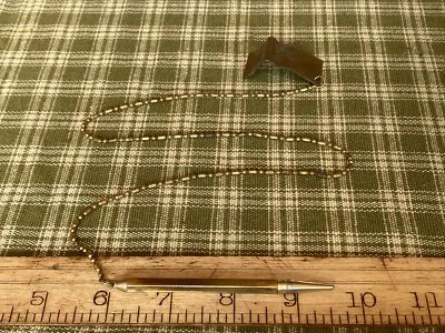 Lápis mecânico vintage tom dourado em corrente de contas com suporte de metal 3,5” - Imagem 1 de 4